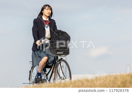 騎腳踏車上下學的女高中生 117926376