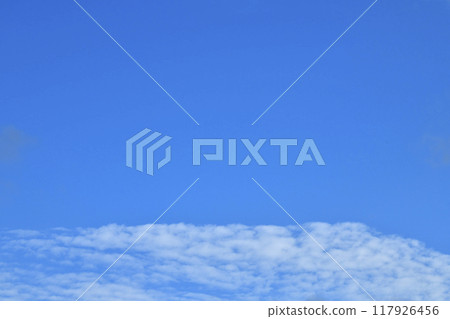 日本橫濱城市景觀夏日的天空。日本列島持續高溫...無數雲層排列... = 23日 117926456