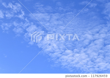 日本橫濱城市景觀夏日的天空。日本列島持續高溫...無數雲層排列... = 23日 日本橫濱城市景觀夏日的天空。日本列島持續高溫...無數雲層排列... = 23日 117926459