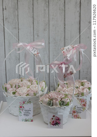 Marshmallows in a baskets. Marshmallow flowers. Homemade marshmallows. The inscription on the tag in Russian Made with love and Thank you for your invaluable work. 117926620