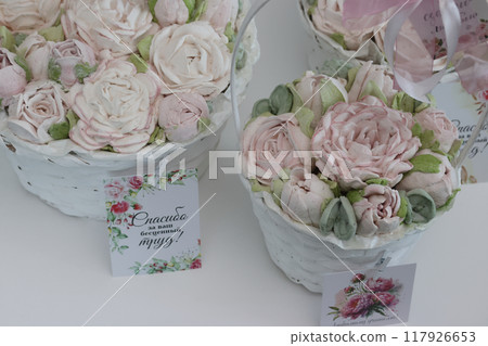 Marshmallows in a baskets. Marshmallow flowers. Homemade marshmallows. The inscription on the tag in Russian Made with love and Thank you for your invaluable work. Marshmallows in a baskets. Marshmallow flowers. Homemade marshmallows. The inscription on the tag in Russian Made with love and Thank you for your invaluable work. 117926653