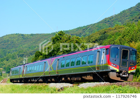 2700系列特急足折貫穿高知的田園風光 117926746