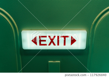 飛機上的出口標誌 117926840