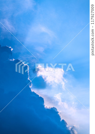 日本橫濱城市景觀夏日的天空。日本列島繼續經歷酷熱...巨大的雲層，背後有太陽...=8月8日 117927009