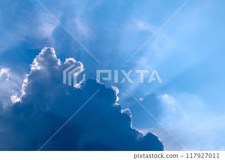 日本橫濱城市景觀夏日的天空。日本列島繼續經歷酷熱...巨大的雲層，背後有太陽...=8月8日 117927011