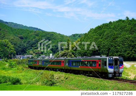 予贊線運行的特急宇和海 117927286