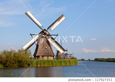 The windmills of Kinderdijk 117927351