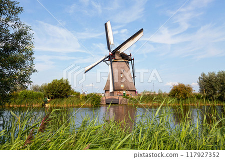The windmills of Kinderdijk The windmills of Kinderdijk 117927352