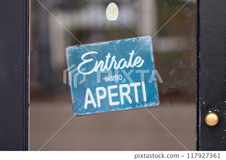 Italian open sign in a window Italian open sign in a window 117927361