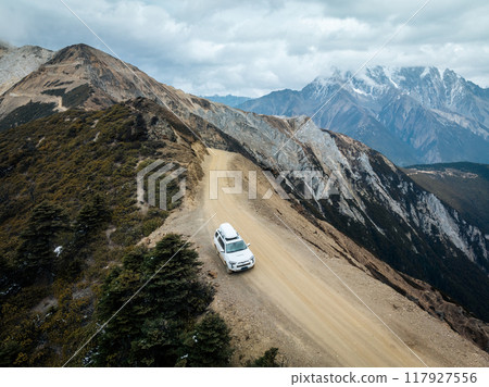 Driving off road car in high altitude mountains in tibet, China Driving off road car in high altitude mountains in tibet, China 117927556