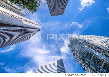 日本東京城市景觀，俯瞰飛機、東京時尚學園繭塔、日本財產保險等 = 8 月 20 日 117927681