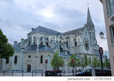 西歐的法蘭西共和國，巴黎附近法蘭西島地區的阿讓特伊，聖但尼大教堂清晨 117927929