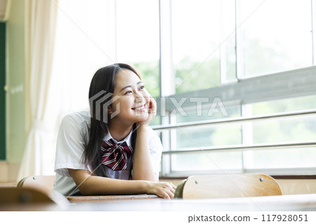 高中女孩坐在教室的椅子上看著窗外 117928051