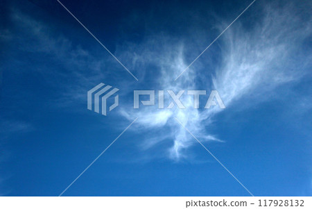 藍天上白色的薄雲 藍天上白色的薄雲 117928132
