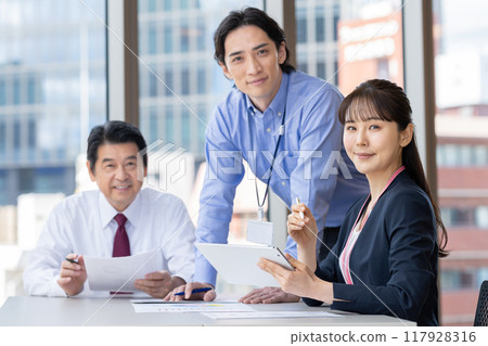 商人開會攝影合作:電波學園教育法人、東京電子專校 商人開會攝影合作:電波學園教育法人、東京電子專校 117928316