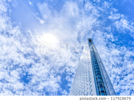 橫濱港未來的城市景觀:春天的天空與摩天大樓 橫濱港未來的城市景觀:春天的天空與摩天大樓 117928679