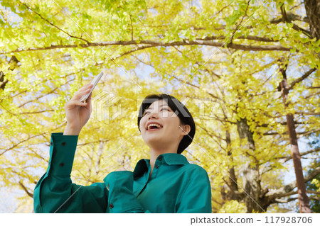 拍攝秋葉的年輕女子 拍攝秋葉的年輕女子 117928706
