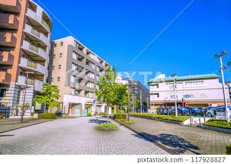 日本橫濱的城市景觀，橫濱市營地鐵中川站（第二名：東京都立大學橫濱校區）前的景色等 117928827