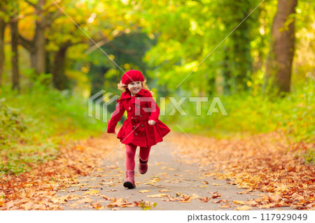 Little girl in autumn park Little girl in autumn park 117929049