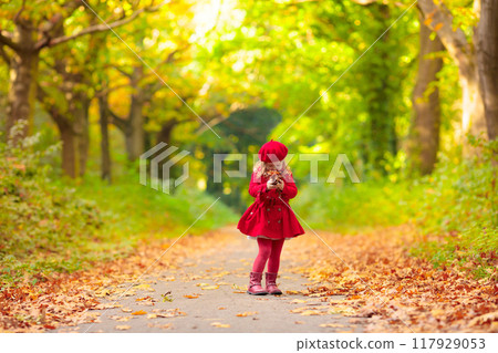 Little girl in autumn park 117929053
