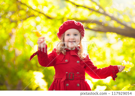 Little girl in autumn park 117929054