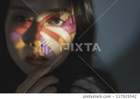 沐浴在彩色玻璃燈光下的女人 117929542