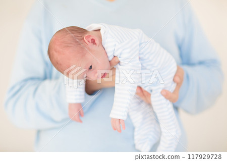 Father holding newborn baby Father holding newborn baby 117929728