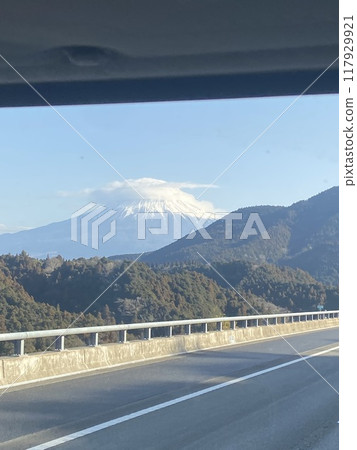 Snow-capped mountains seen from the Tomei Expressway 117929921