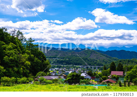 風景如畫，有一條高速公路穿過山中的鄉村 117930013