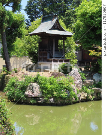 A shrine in the pond between Sumiyoshi Shrine and the neighboring Sakami-dera Temple 117930607