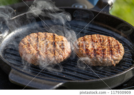 burger meat on grill pan burger meat on grill pan 117930909