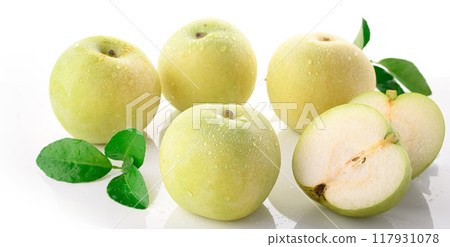 質地酥脆的二十世紀梨（白色背景） 117931078