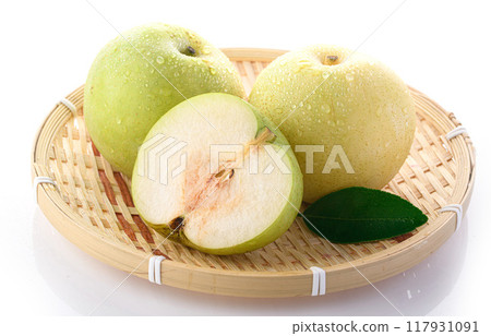 質地酥脆的二十世紀梨（白色背景） 117931091