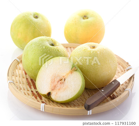 Crispy texture of Nijisseiki pear (white background) 117931100
