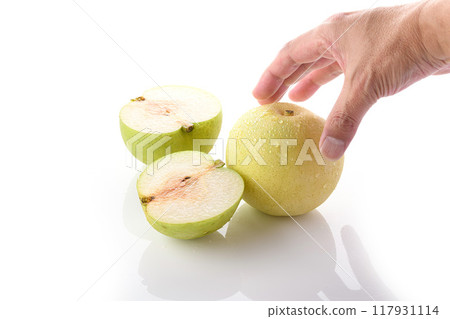 Crispy texture of Nijisseiki pear (white background) 117931114