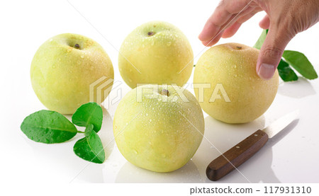 Crispy texture of Nijisseiki pear (white background) Crispy texture of Nijisseiki pear (white background) 117931310