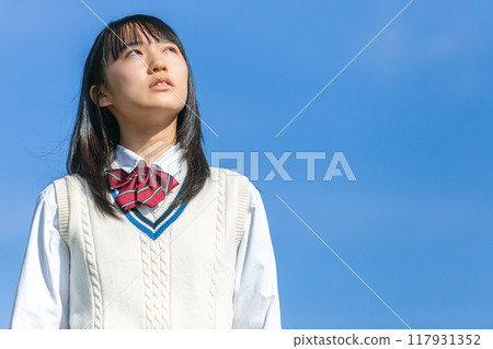 看著天空的學校女孩 117931352