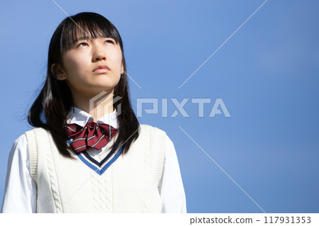 看著天空的學校女孩 看著天空的學校女孩 117931353