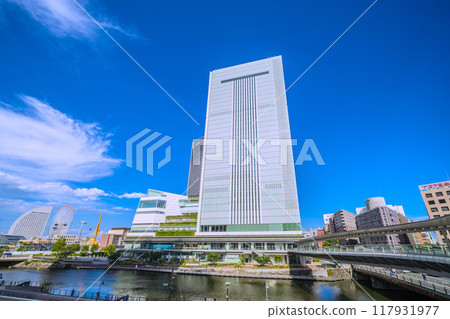 Yokohama cityscape in Japan: View of Yokohama City Hall, Minato Mirai, etc. from the pedestrian bridge in front of the new south exit of Sakuragicho Station (August 17th) 117931977
