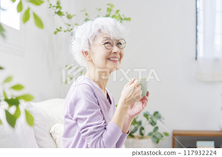 一位高級女性在客廳放鬆的肖像 117932224