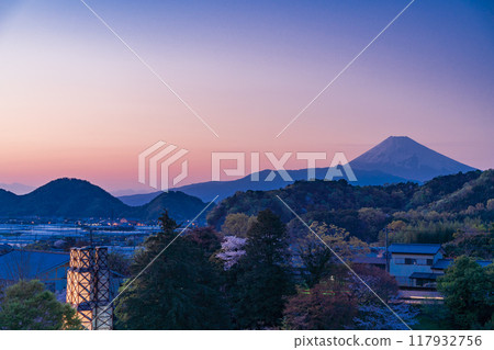 [靜岡縣]世界遺產、照亮的韭山反射爐和富士山夜景 117932756