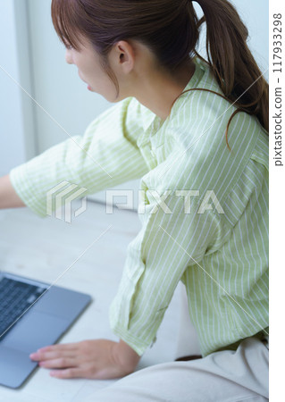 一位年輕女子在電腦上創作材料 117933298