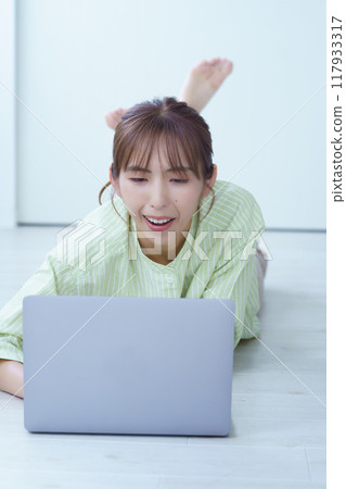 一位年輕女子在電腦上創作材料 一位年輕女子在電腦上創作材料 117933317