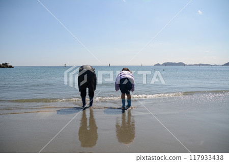 Memories of summer days and bonds on the shore 117933438