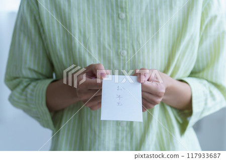 A young woman giving a makeshift otoshidama as a tip A young woman giving a makeshift otoshidama as a tip 117933687