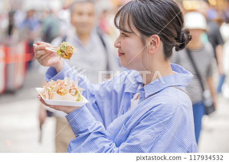 一位女士在大阪觀光 一位女士在大阪觀光 117934532