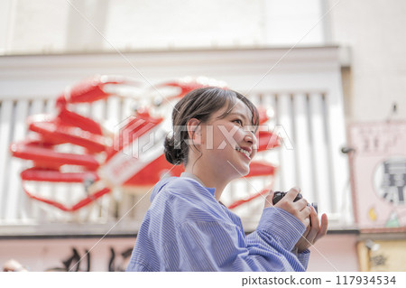 一位女士在大阪觀光 117934534