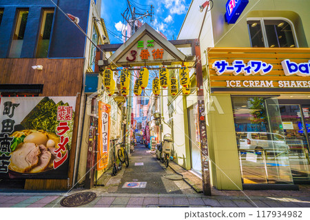 八月的日本東京城市景觀。三軒茶屋車站旁的酒吧區「三茶第三大道」（三軒茶屋三角區）的景色。 117934982