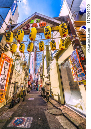 八月的日本東京城市景觀。三軒茶屋車站旁的酒吧區「三茶第三大道」(三軒茶屋三角區)的景色。 八月的日本東京城市景觀。三軒茶屋車站旁的酒吧區「三茶第三大道」(三軒茶屋三角區)的景色。 117934990