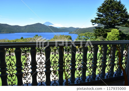 神奈川縣箱根町恩賜箱根公園，從湖邊展望廳陽台眺望富士山和蘆之湖 117935000